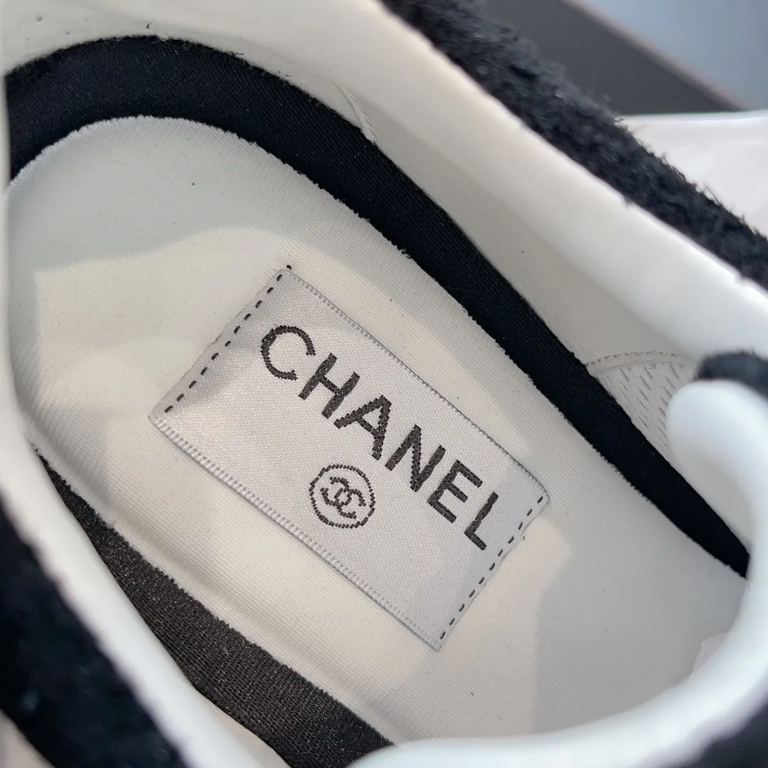👟👟Ex-factory price 520👟👟 Chanel 23b new panda shoes C's new casual white shoes sneakers There is a reason why these shoes are so popular 🔥 They are so comfortable. They are a shoe that coexists with comfort, beauty and versatility. You can easily walk ten thousand or twenty thousand steps without any pressure. The original development last shape is delicate and stylish, and you are not afraid of wide feet. It will not make your feet fat, and it looks good and comfortable on your feet! It feels very light on the feet! Comfortable and breathable! Super whitening‼ ️It’s really a perfect match. Upper: first-layer cowhide/➕sheepskin lining. Exclusive 1:1 original customization [different from market currency‼ ️】The foot pads are made of imported mixed sheepskin, which is breathable and comfortable! ✔ T👟👟Ex-factory price U outsole exclusive original development private model! Differentiating the market rubber outsole‼ ️✔ Size: 35-39 (40 orders cannot be returned or exchanged)